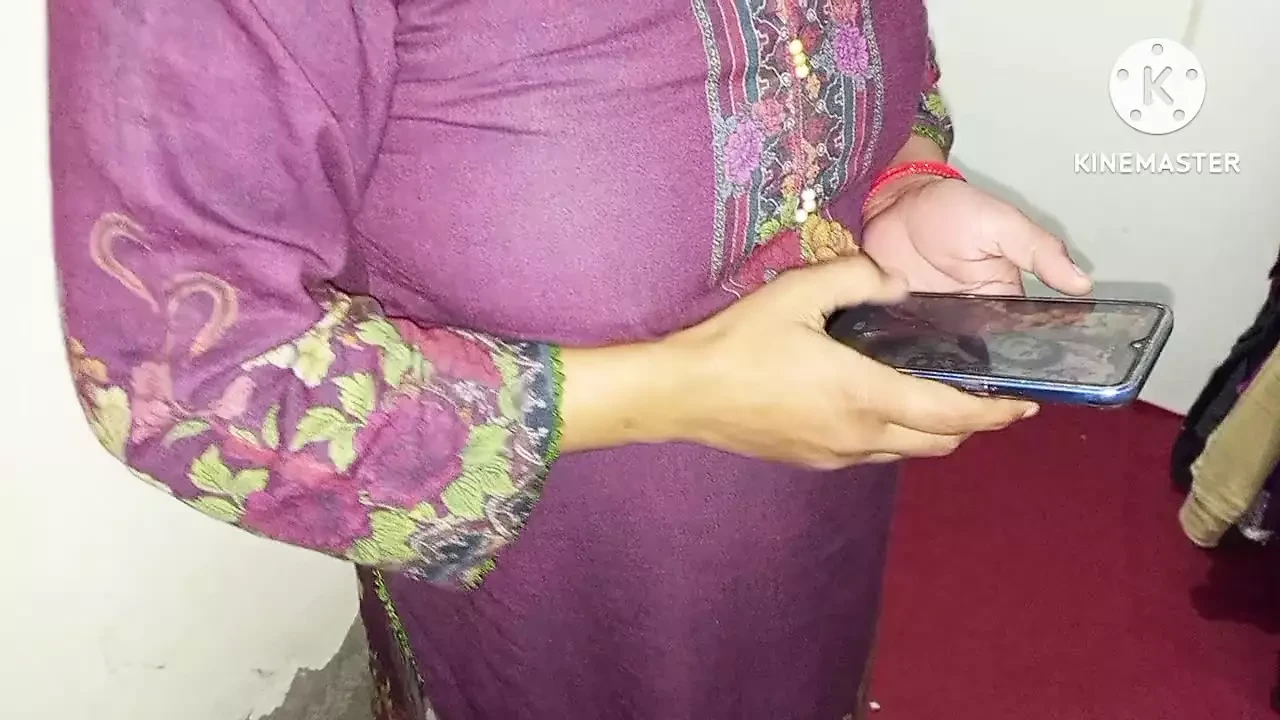 Punjabi Jatti caught bihari masturbate in her bathroom and punish him